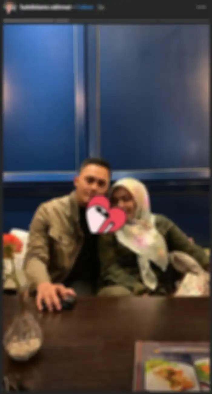 Fadel dan Muzdalifah mengenakan pakaian berwarna senada