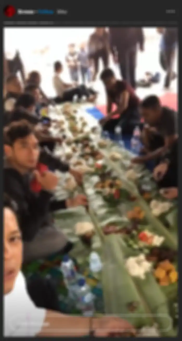 Ariel makan bersama teman-teman motornya hanya dengan daun pisang.