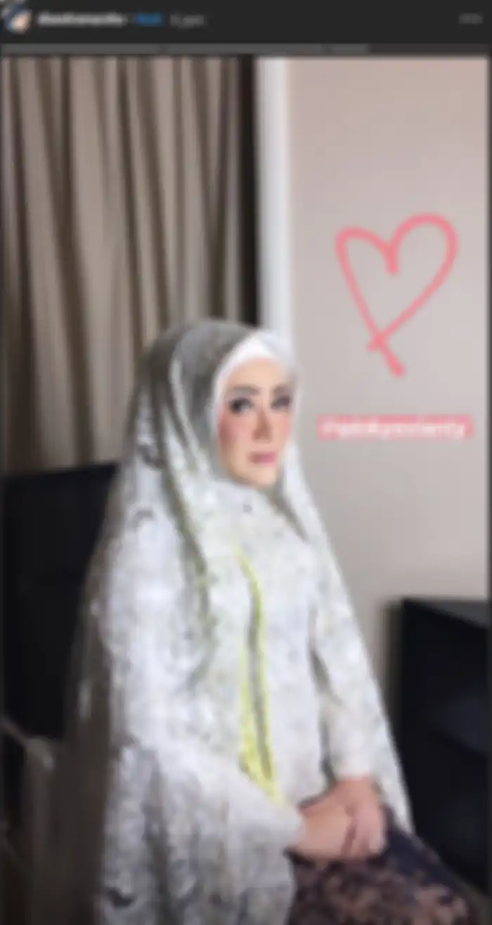 Kecantikannya Bak Perempuan Keraton, Kakak Maia Estianty Anggun Berbalut Kebaya di Hari Pernikahan!