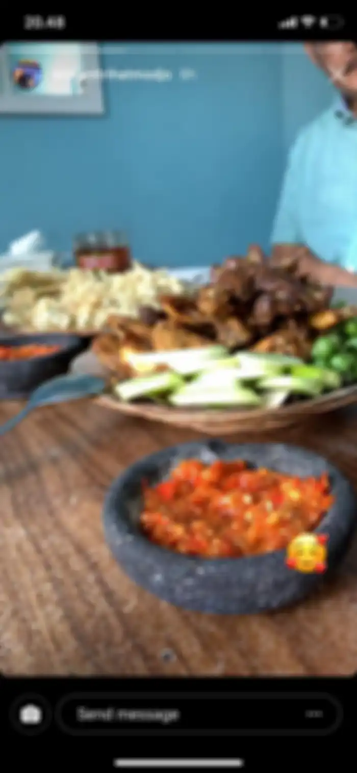 Bambang dan Mayangsari makan menu rakyat jelata
