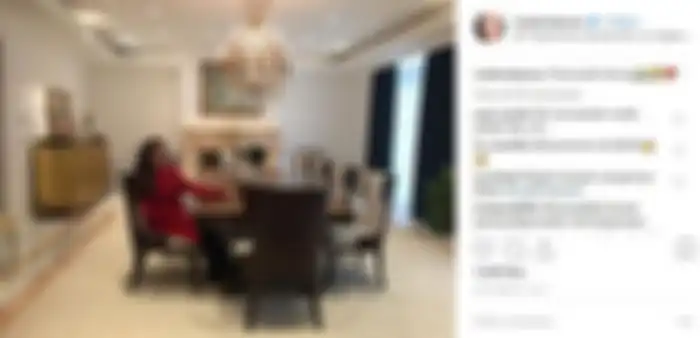 Nia Daniaty menggunakan pakaian merah saat di meja makan
