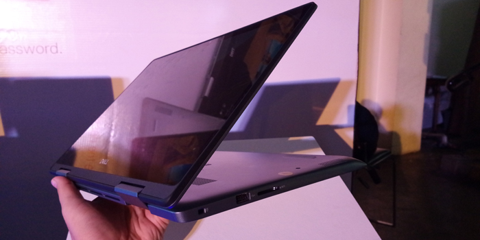 Cukup ditekuk layarnya, dan kamu bida menggunakan laptop ini sebagai tablet.