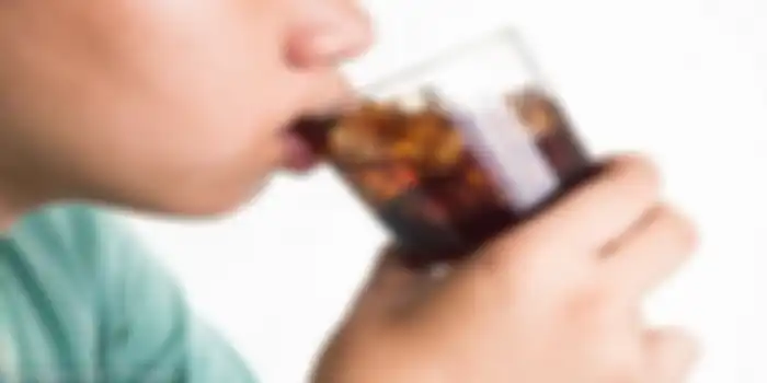 Cara Mudah Hilangkan Noda Gosong dan Kerak di Panci, Tuangkan 1 Botol Soda dan Lihat Hasilnya!