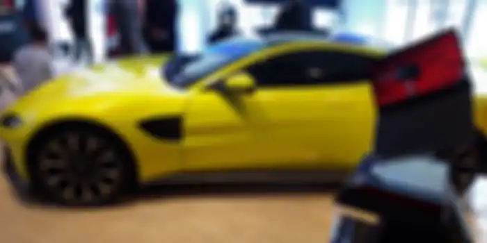 ThinkPad P1 diluncurkan bersanding dengan mobil sport Aston Martin Vantage 2018 terbaru.