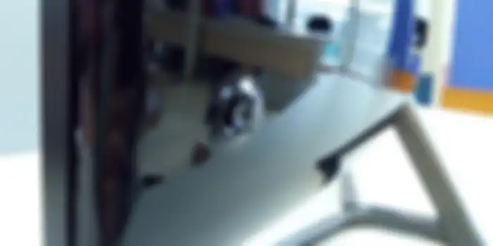 Tombol berbentuk stik di punggung monitor berguna untuk mengatur fungsi monitor ini.