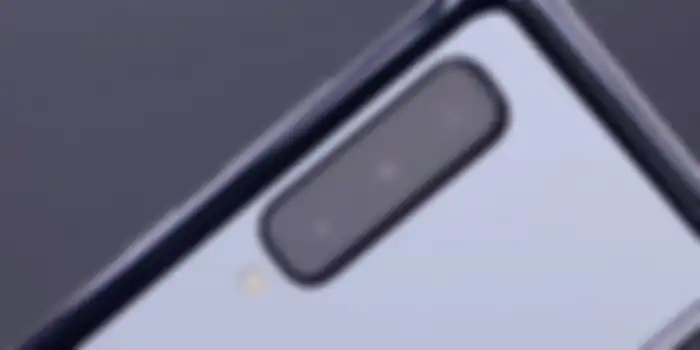 Kamera di smartphone ini ada 6 buah, yang terbagi menjadi tiga kamera belakang, dua kamera depan, dan satu kamera cover.