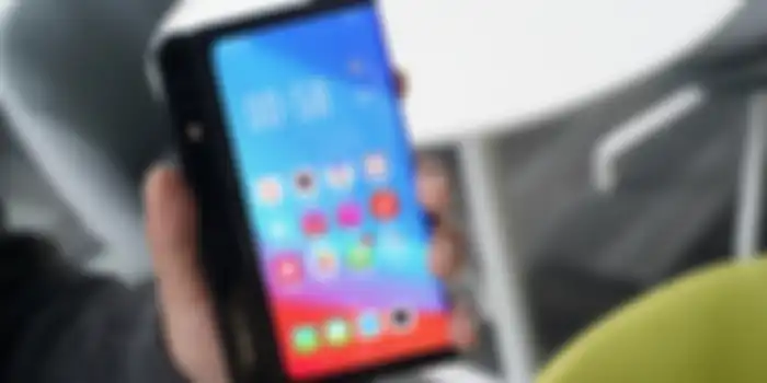 Logo Oppo dan kamera terlihat ada di bagian tebal di sisi smartphone.