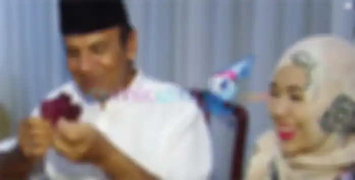 Mark Sungkar dan Santi terus tertawa sepanjang makan