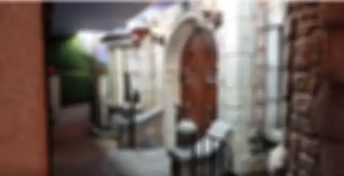 ruang bawah tanah mirip Disneyland