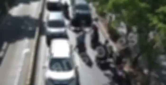 Gerombolan pemotor melawan arus