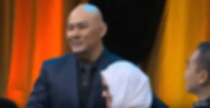 Penampilannya Garang, Tangis Deddy Corbuzier justru Pecah saat Ketemu 2 Wanita Ini. Deddy merangkul Siti setelah diberi hadiah bunga.