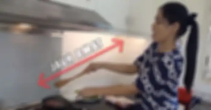 Terlihat Titi saat berjibaku dengan dapur