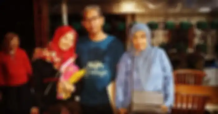 Windy Cantika Aisah bersama ibu dan ayahnya. Sang ibu, Siti Aisah adalah mantan atlet angkat besi yang ikut harumkan nama Indonesia.