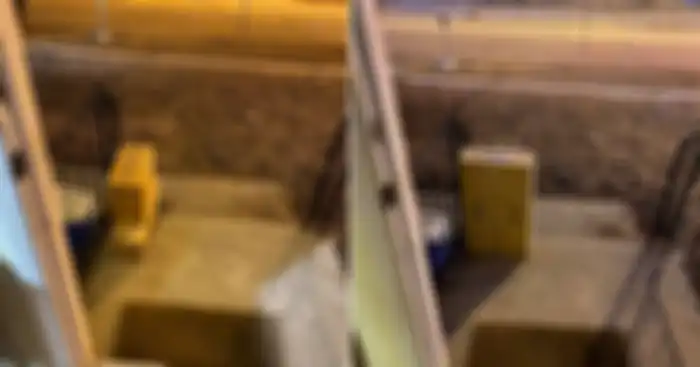 Paket berisi sampah yang sengaja diletakkan Christine Hyatt di depan rumah.