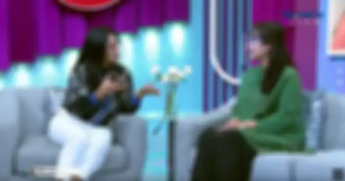 Puput Nastiti Devi saat jadi bintang acara di Rumpi No Secret  