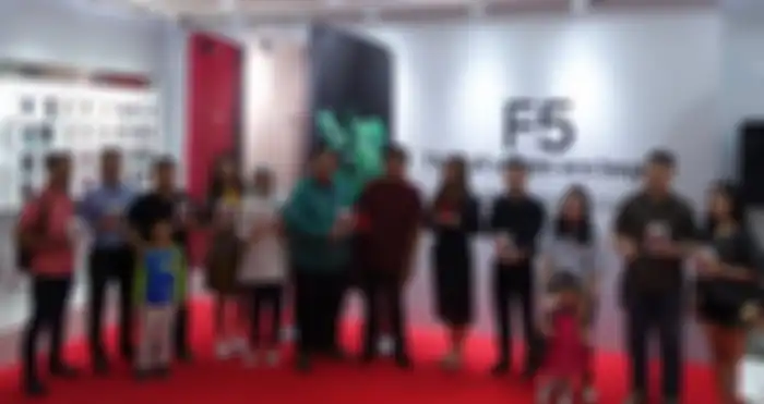 Marketing Director OPPO Indonesia Alinna Wen dan PR Manager OPPO Indonesia Aryo Meidianto bersama 10 orang pertama pemilik OPPO F5 6GB warna merah.