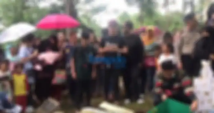 Putri Delina menggendong sang adik