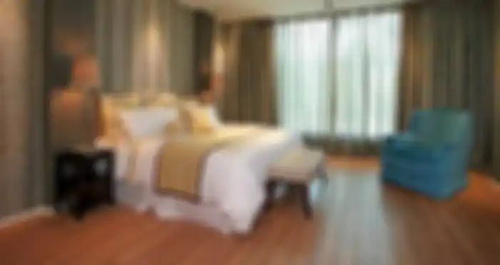 Di balik kehangatan taupe muncul corak klasik damask wallcover dan gorden. 