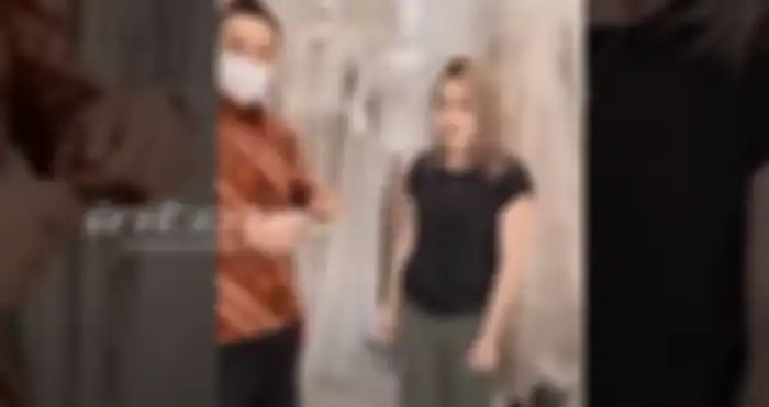 Perbincangan Ayu Ting Ting dan Abdul Rozak saat melakukan fitting baju. 