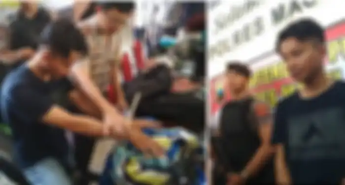 Tersangka pembunuhan mahasiswi UPN Yogyakarta, Sandra Saputra (28), memperagakan cara membawa jasad korban sebelum dibuang di wilayah Secang, Magelang, Selasa (26/2) pada jumpa pers di Mapolres Magelang. 