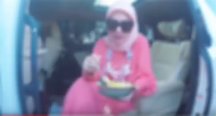 Syahrini bawa mangkuk sendiri saat makan bubur di pinggir jalan