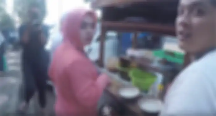 Aisyahrani meracik bubur untuk Syahrini