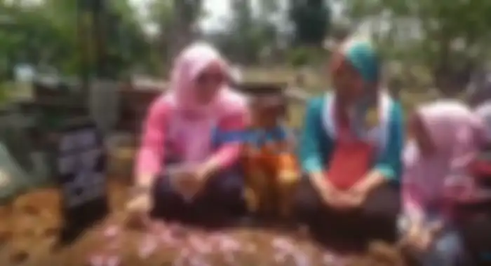 Penggemar Irish Bella dan Ammar Zoni yang sedang berziarah