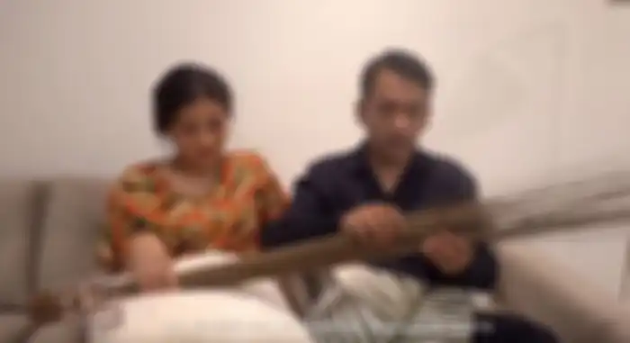 Sapu aren pengusir setan yang digunakan Ruben Onsu untuk menangkal teror mistis di rumahnya.