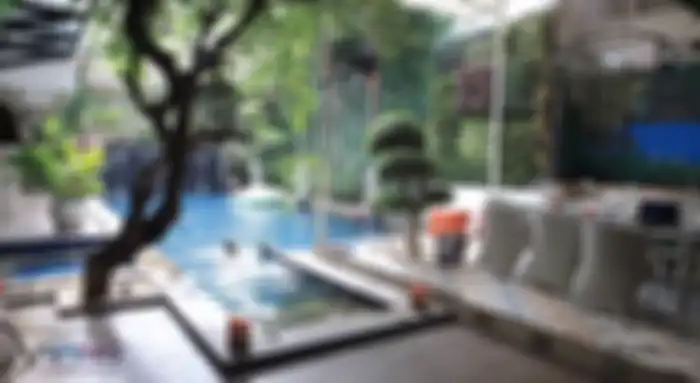 Kolam renang di rumah Rieta Amalia