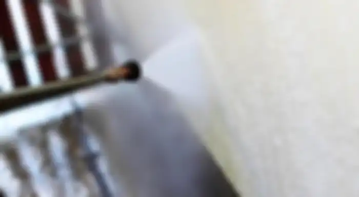 Jangan menyemprot dinding dengan air tekanan tinggi