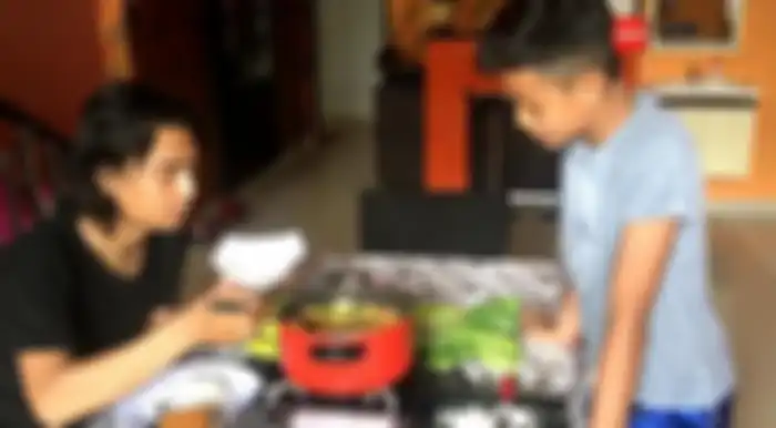 Meja makan milik Charly Van Houten