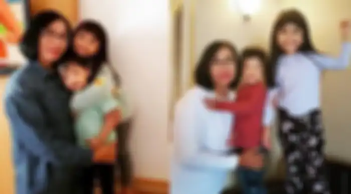 Ibunda Selvi ananda saat momong cucu-cucunya