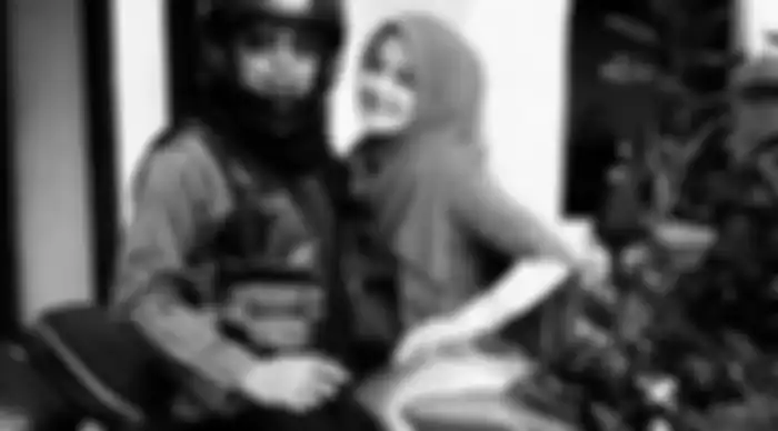Uje dan Umi Pipik dengan motor kesayangan Uje.
