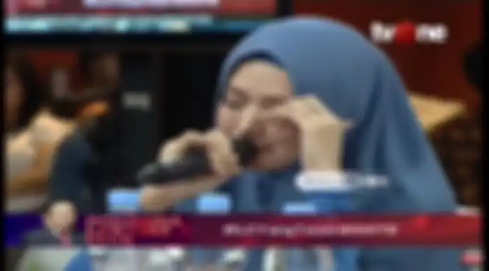 Mulan Jameela menangis ketika menyanyikan lagu yang mengungkapkan perasaannya tentang penahanan Ahmad Dhani.