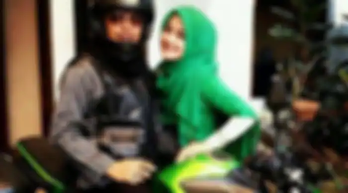 Uje dan Umi Pipik dengan motor kesayangan Uje.