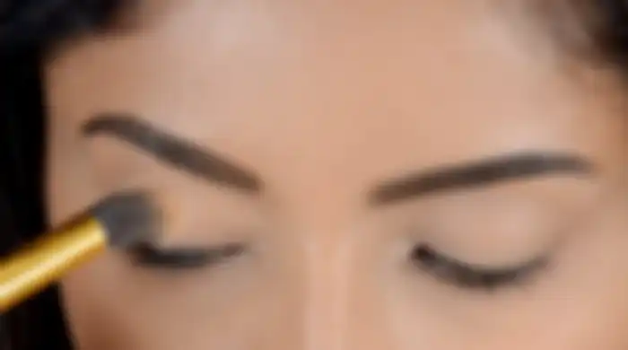 memakai shimmer eyeshadow