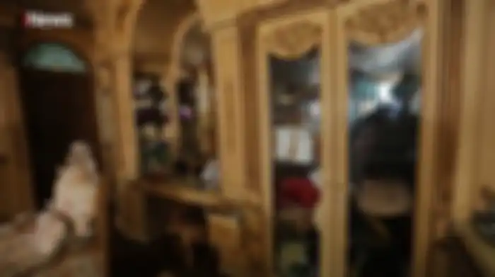Lemari tas Muzdalifah di kamar tidur pribadinya.