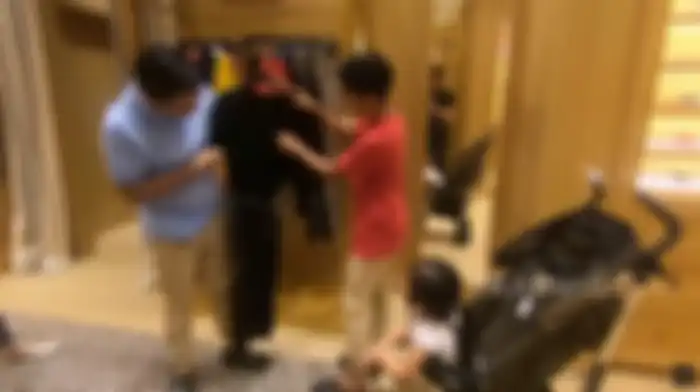Betrand Peto Pilihkan Baju Untuk Sarwendah