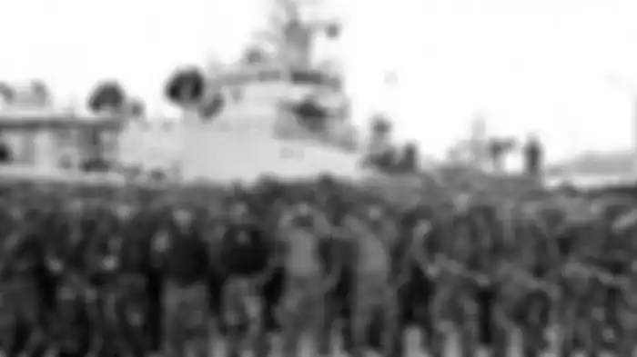 Foto dirilis Selasa (9/6/2020), memperlihatkan prajurit TNI mengikuti upacara Operasi Siaga Tempur Laut Natuna 2020 di Pelabuhan Pangkalan TNI AL Ranai, Natuna, Kepulauan Riau. Demi menjaga kedaulatan RI, TNI menerjunkan delapan KRI yang silih berganti mengamankan Perairan Natuna dari ancaman kapal asing yang ingin mengeruk kekayaan sumber daya perikanan di perbatasan Zona Ekonomi Eksklusif (ZEE) Indonesia tersebut.