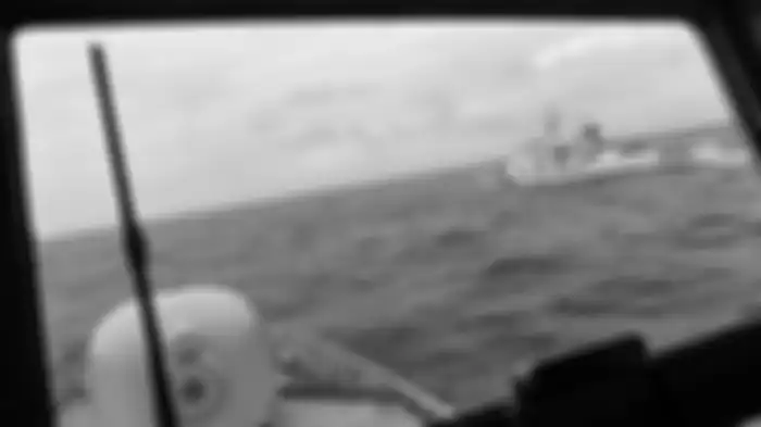 Foto dirilis Selasa (9/6/2020), memperlihatkan Kapal Coast Guard China membayangi KRI Usman Harun-359 saat melaksanakan patroli di ZEE Indonesia Utara Pulau Natuna. Demi menjaga kedaulatan RI, TNI menerjunkan delapan KRI yang silih berganti mengamankan Perairan Natuna dari ancaman kapal asing yang ingin mengeruk kekayaan sumber daya perikanan di perbatasan Zona Ekonomi Eksklusif (ZEE) Indonesia tersebut