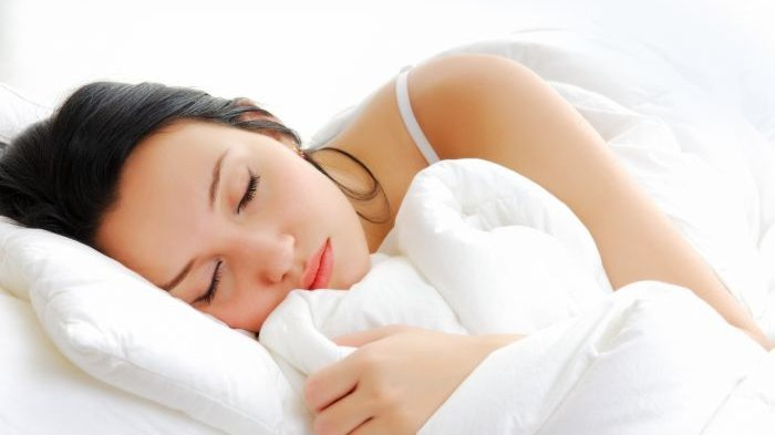 7 manfaat tidur menggunakan bantal guling