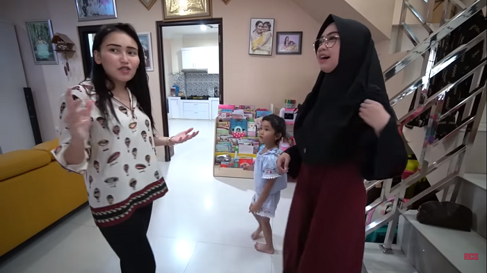 8 Potret Rumah Ayu Ting Ting, Dari Balkon Terlihat Pemandangan Atap Pemukiman yang Padat