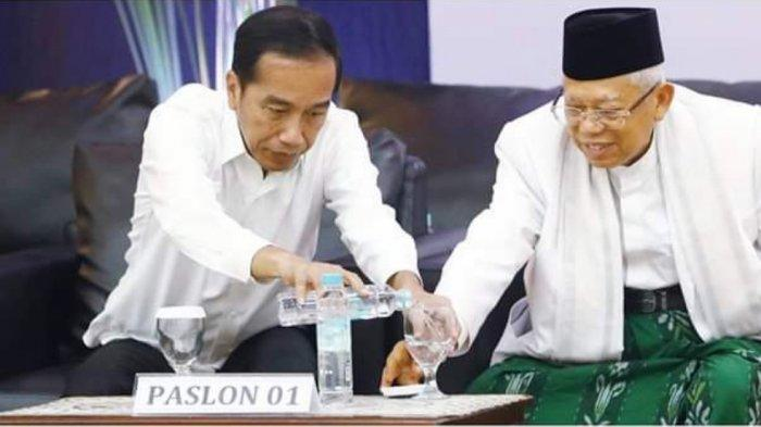 Presiden Jokowi menuangkan air mineral ke gelas Kiai Maruf Amin