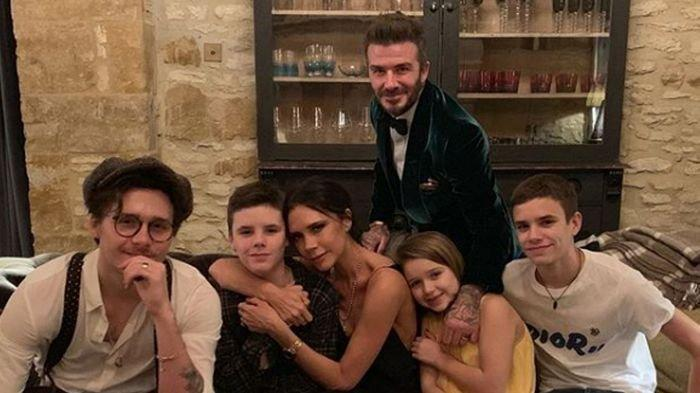 David dan Victoria Beckham bersama keempat anaknya.