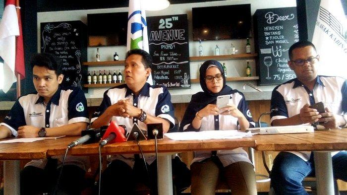 Perwakilan serikat pekerja Garuda Indonesia Ikatan Awak Kabin Garuda Indonesia (IKAGI) gerlar konferensi pers Jumat (6/12/2019)