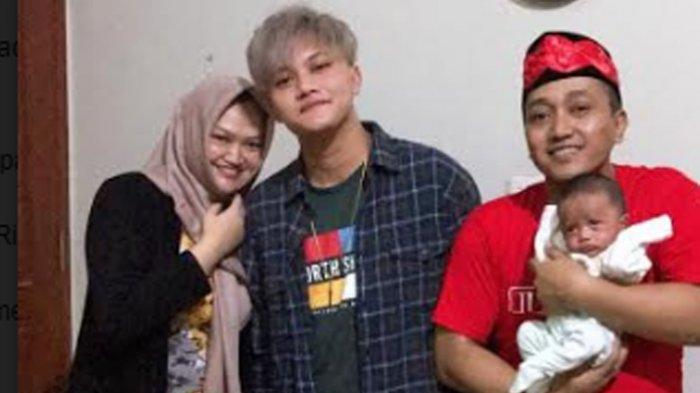 Rizky Febian bersama Lina, Teddy, dan adik sambung
