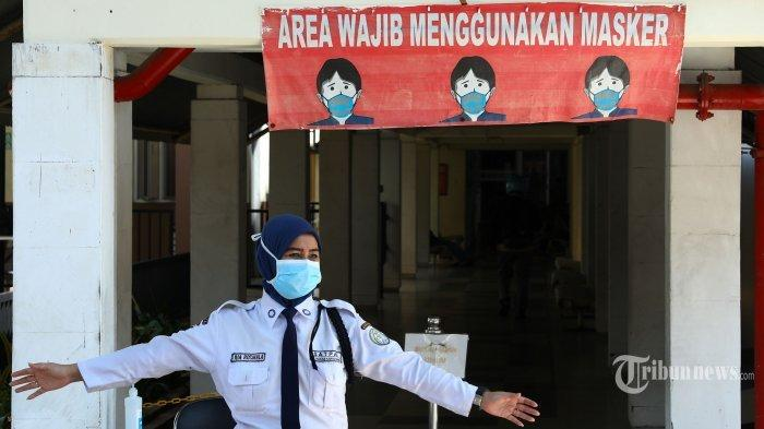 Petugas menggunakan masker di RSPI Sulianti Saroso, Jakarta, Senin (2/3/2020). 