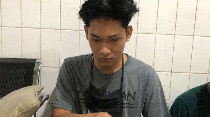 Ferdian Paleka hanya bisa tertunduk saat diledek oleh polisi.