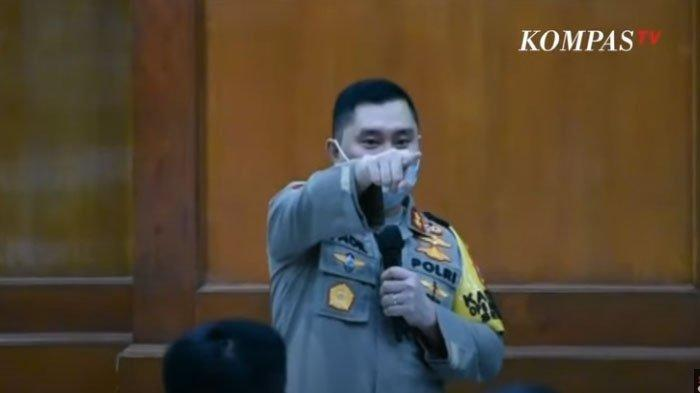 Kapolda Jatim Irjen Pol Moh Fadil Imran mengusir Kapolsek Gubeng ketika ia kedapatan tertidur saat rapat evaluasi PSBB di Surabaya Jumat (22/5/2020)