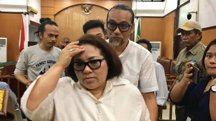 Komedian Nunung bersama sang suami, July Jan Sambiran saat ditemui di Pengadilan Negeri Jakarta Selatan, Rabu (23/10/2019)